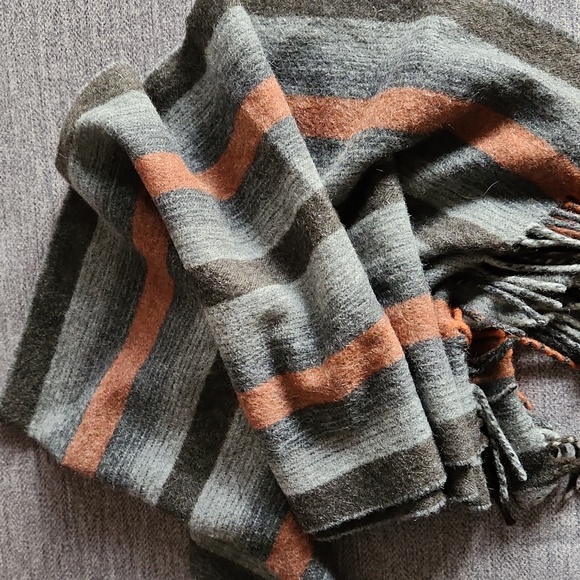 Amicale 100% Cashmere Scarf - Picture 4 of 5